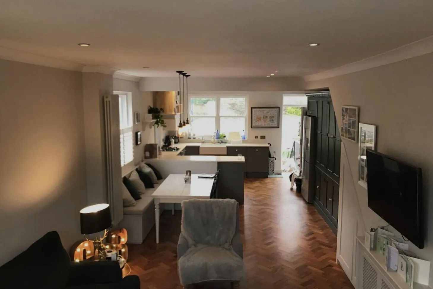 Newly Refurbished 4 Bedroom House In East London Apartment