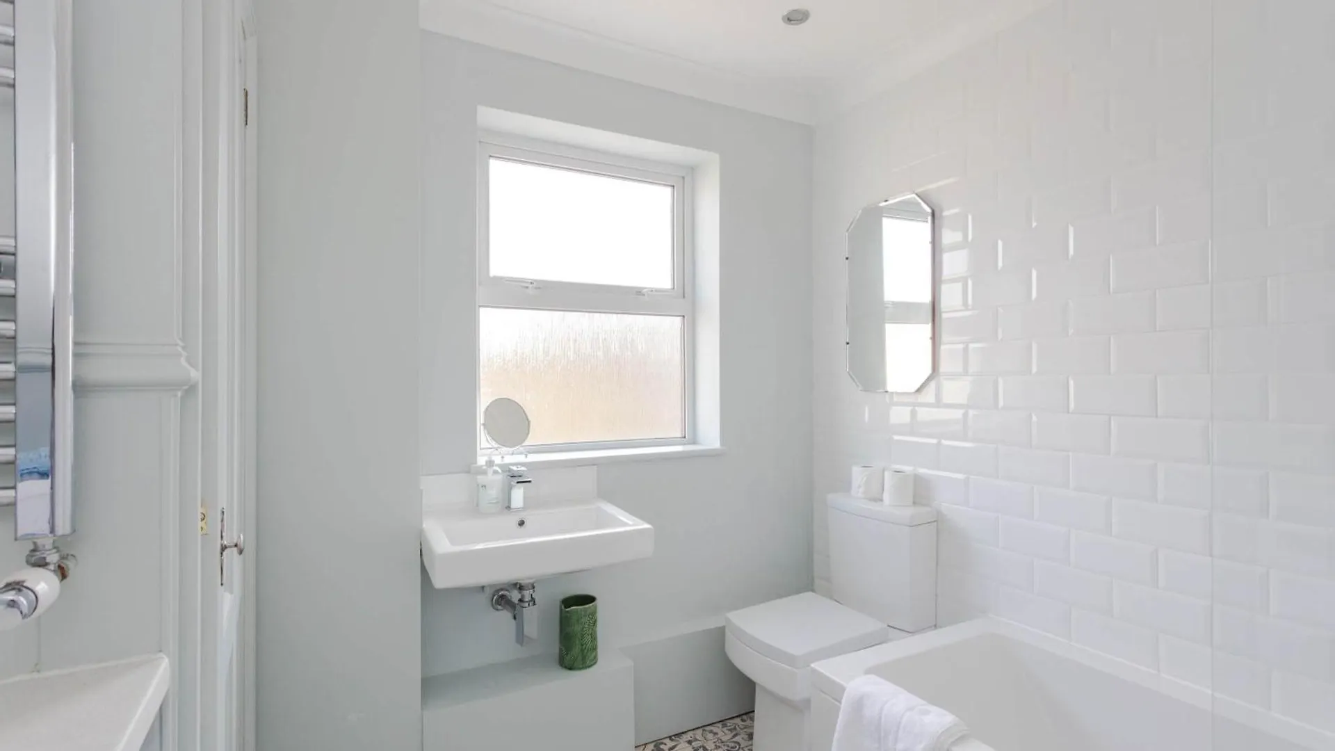 Newly Refurbished 4 Bedroom House In East London Apartment