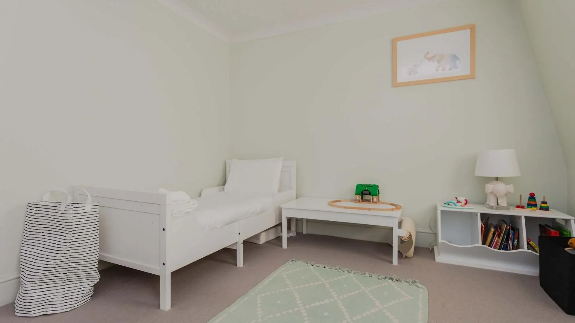 Apartment Newly Refurbished 4 Bedroom House In East London