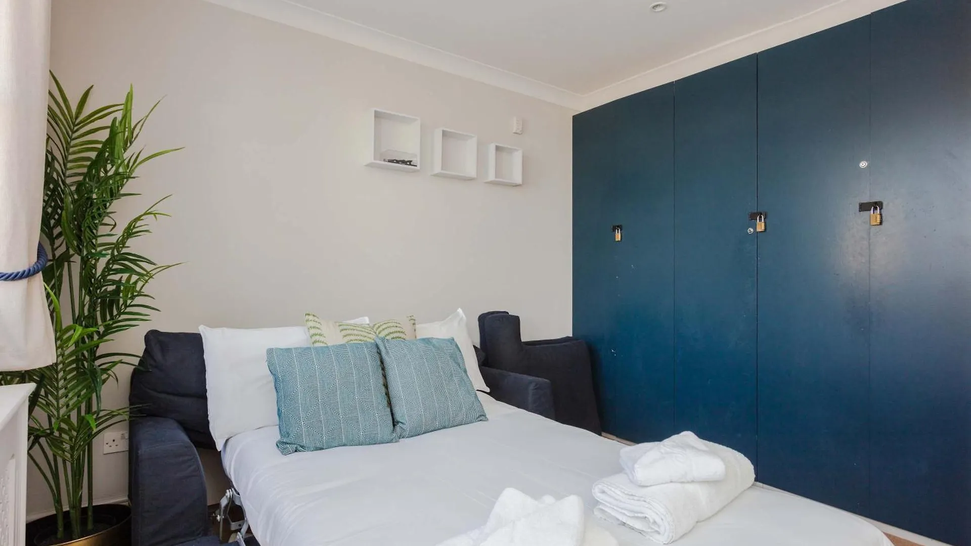 Newly Refurbished 4 Bedroom House In East London 0*,  United Kingdom