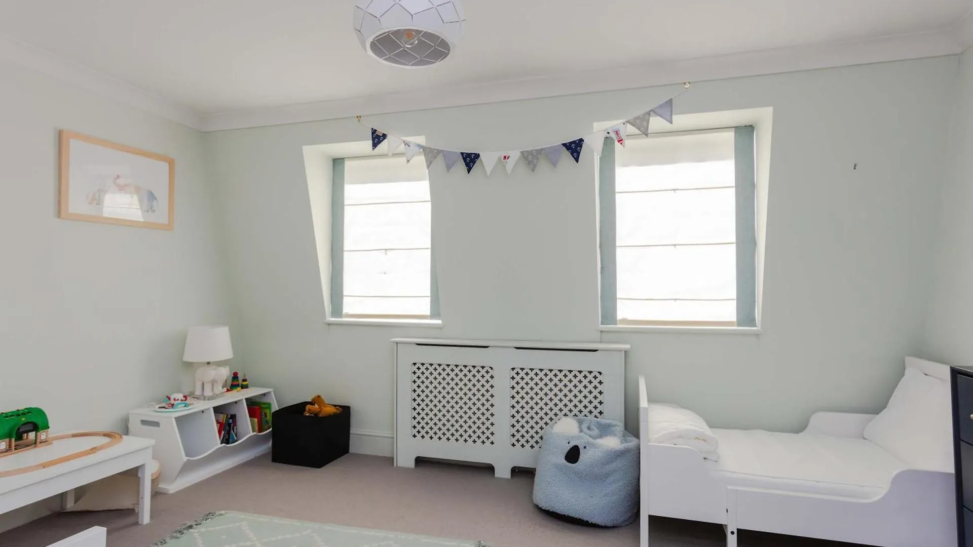 Newly Refurbished 4 Bedroom House In East London 0*,