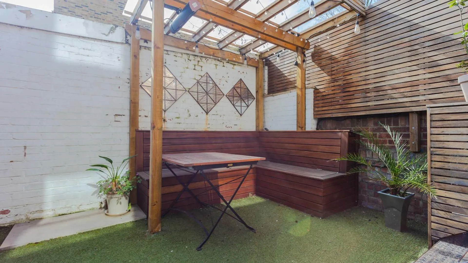 Newly Refurbished 4 Bedroom House In East London Apartment