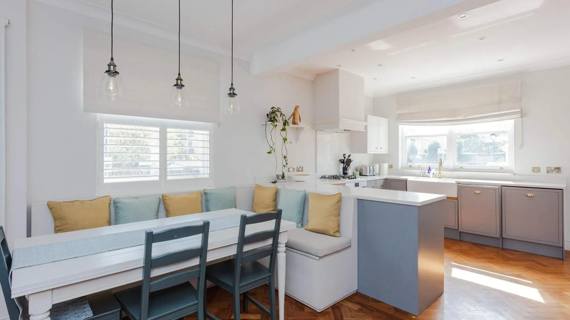 Newly Refurbished 4 Bedroom House In East London contacts
